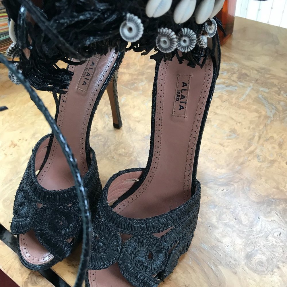 Azzedine Alaia Stilletos black with beads, fringe, woven straw, python leather 8 - Picture 6 of 11